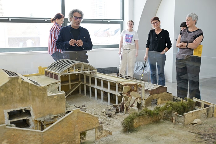 Dans un deuxième espace, une impressionnante maquette reproduit, à l’échelle 1/50e, le bâtiment situé en face de l’atelier de l’artiste, à Casablanca. « C’est un travail de trois ans, réalisé avec huit personnes », confie Hassan Darsi.