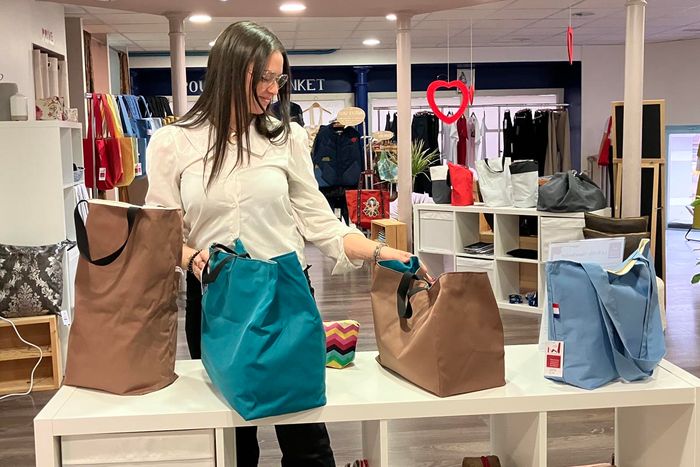 Un pôle textile est désormais proposé au premier étage, avec des artisans d'ici et un atelier retouches et ourlets.