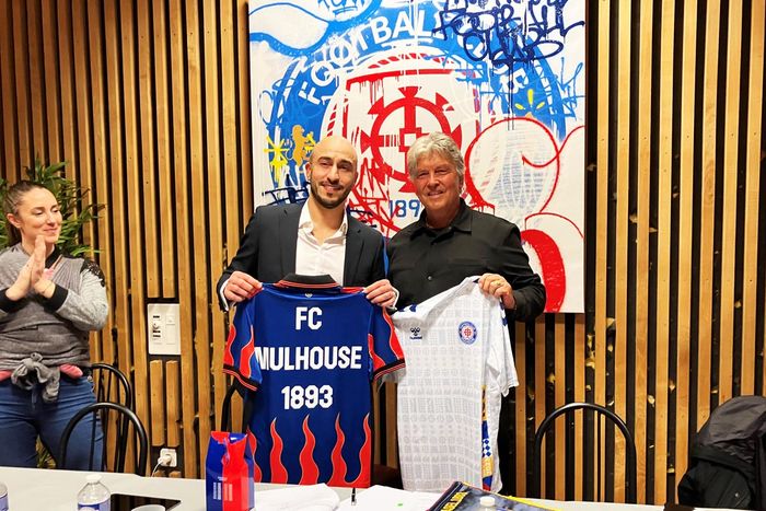 Rayan Zaïen, président du FCM (à gauche), et Martin Andermatt, responsable technique du FC Bâle, lors de la signature du partenariat, jeudi soir à Mulhouse.  