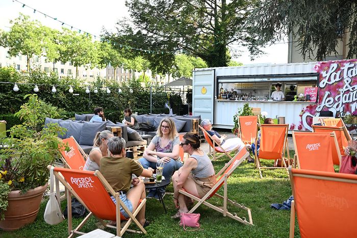La Guinguette de Michèle, un cadre idéal pour manger ou boire un verre, au bord du canal.