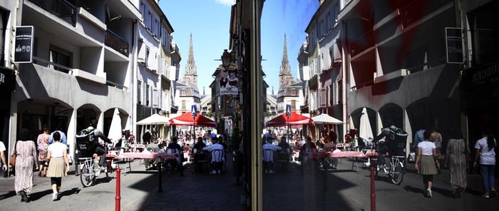 La rue de l'Arsenal est piétonne, exceptés les lundis.