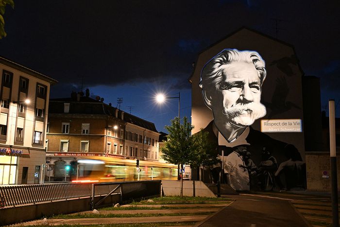 L'hommage de Jean Linnhoff à Albert Schweitzer, avenue de Colmar.