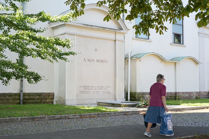 Sur le côté de l'église Saint-Antoine de Bourtzwiller, un monument rend hommage aux six hommes fusillés dans la nuit du 14 au 15 août 1914.