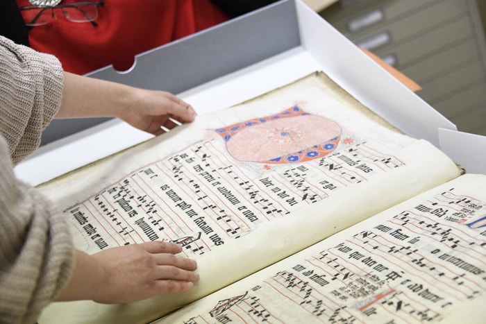 La bibliothèque Grand'rue va ouvrir ses réserves et même son atelier de restauration de documents anciens. 