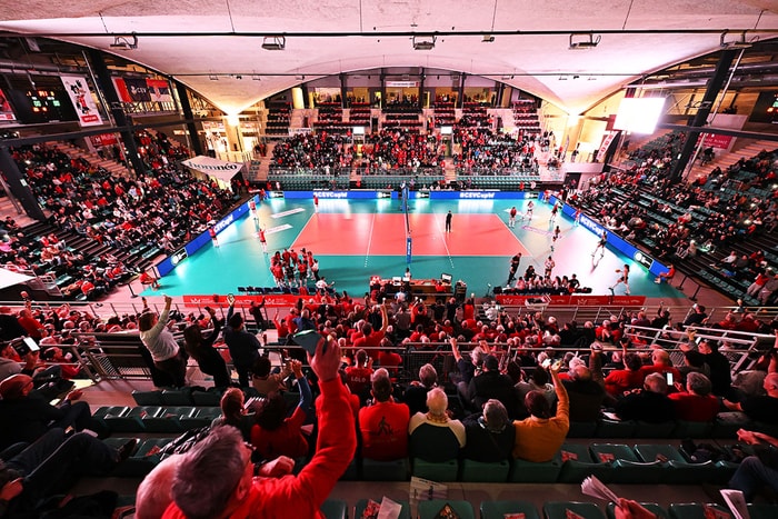 Le Palais des sports est le théâtre de nombreux matchs du VMA et des Loups, mais aussi du Red Star Mulhouse Badminton.