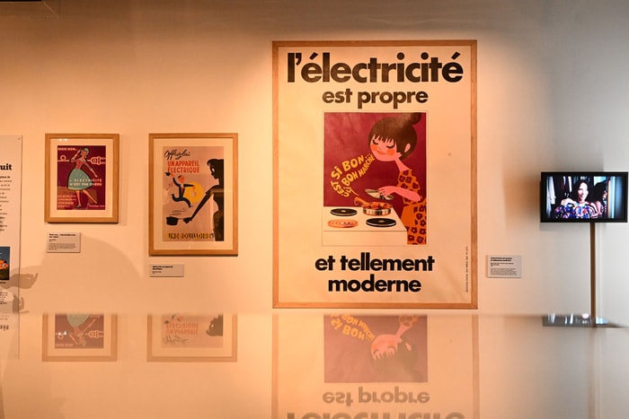 L’exposition présente de nombreuses affiches, de plusieurs époques, ainsi que des publicités télévisuelles. « Des choses qui peuvent paraître banales mais qui disent quelque-chose sur notre histoire et sur la société », poursuit Sophie Calvarin.