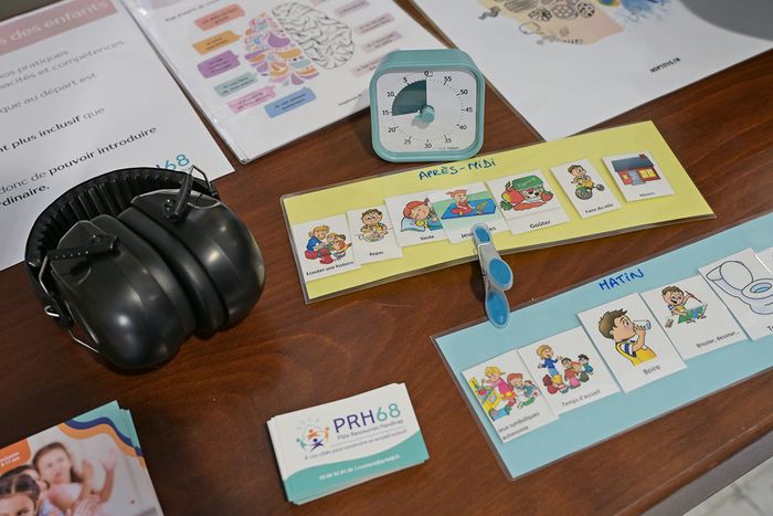 Plusieurs outils permettent de mieux répondre aux enfants en situation de handicap et à besoins spécifiques.