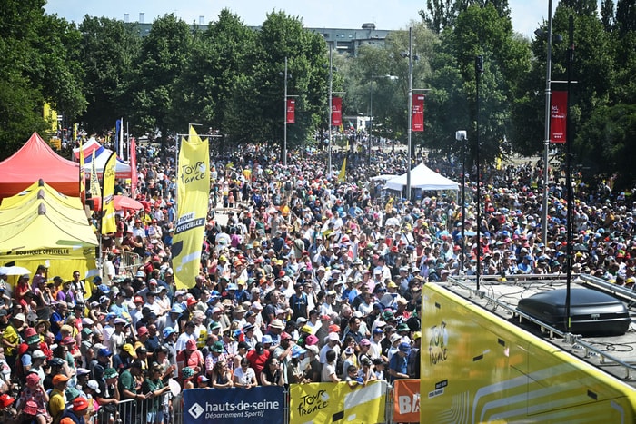 Grosse ambiance au Village du tour, sur le parvis du Palais des sports.