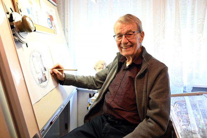 Michel Charbonnier a lui-même tracé les textes et dessins de la médaille commémorative des 800 ans des remparts.