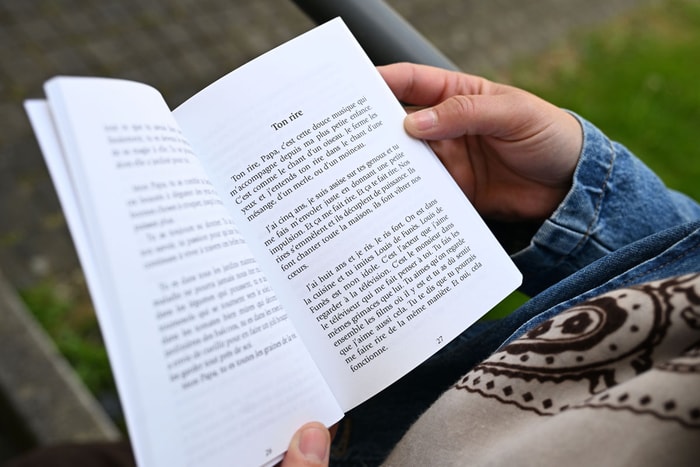 Le livre est composé de chapitres courts, comme autant de tableaux de souvenirs. 