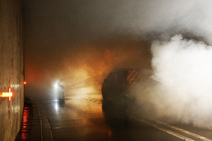 La lance à incendie est également utilisée pour faire baisser la température au cœur de l'ouvrage souterrain. 