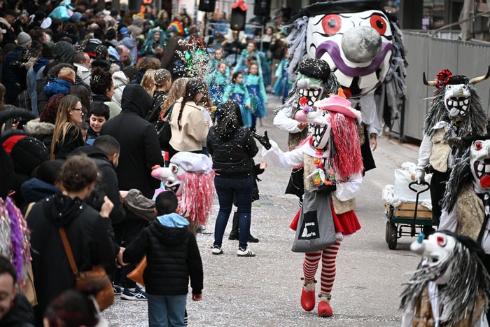 73e Cavalcade internationale des fous dimanche après-midi.