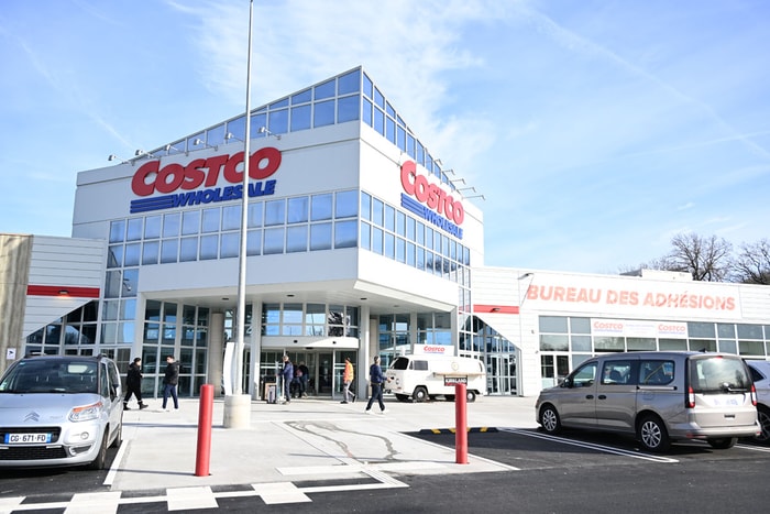 L'une des entrées de Costco, le long de la voie rapide. 