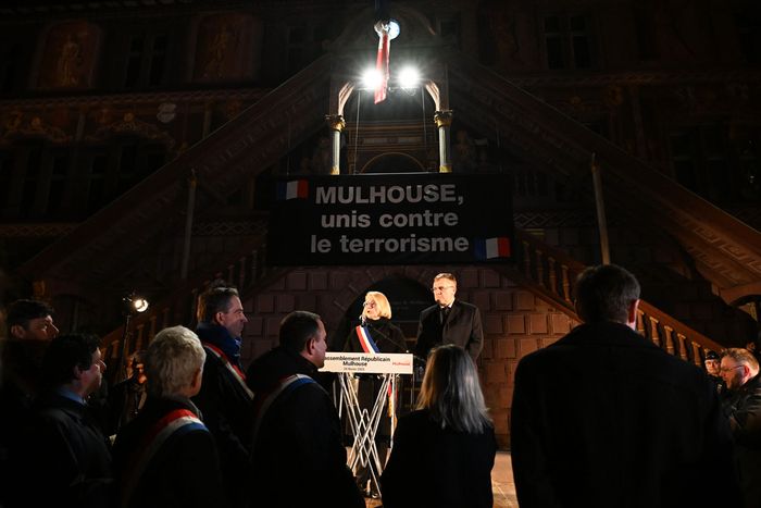 « Mulhouse, unis contre le terrorisme ». Un message fort, écrit sur fond noir avec le drapeau tricolore, qui s’affiche sur l’Hôtel de ville, place de la Réunion.  