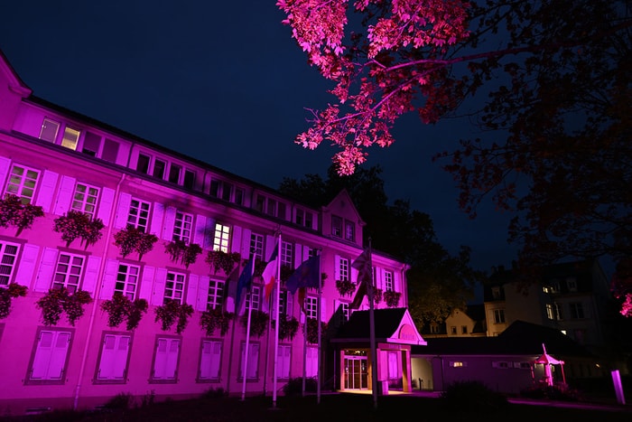 La mairie illuminée aux couleurs d'Octobre rose. 