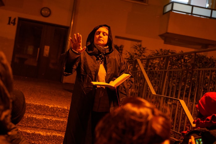 Les balades contées dans les rues de la ville attirent toujours un public nombreux. 