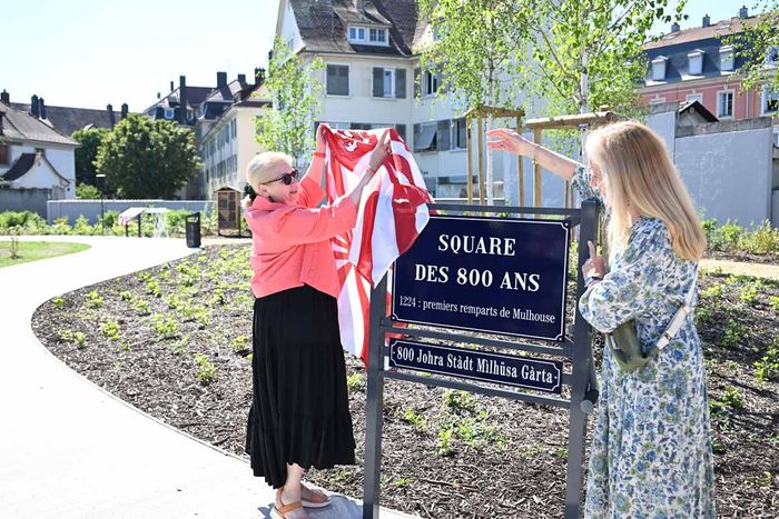 Lé dévoilement de la plaque a été réalisé par le maire Michèle Lutz (à gauche sur la photo) et son adjointe à la Nature en ville, Catherine Rapp. 