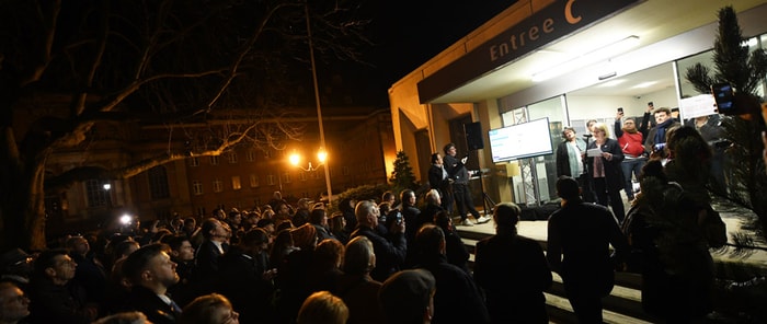 La proclamation officielle des résultats par le maire sortant s'est tenue devant l'entrée C de la mairie.