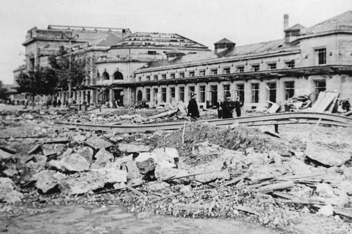 Les bombardements de 1944. 