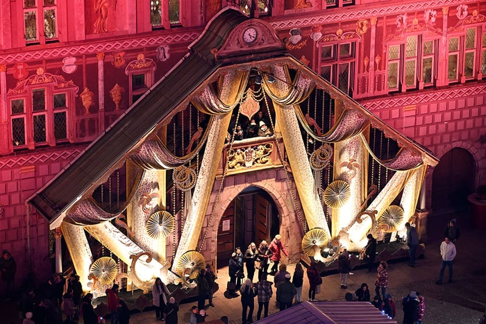 L'Hôtel de ville de Mulhouse, drapé de l'étoffe de Noël créée par Marie-Jo Gebel.