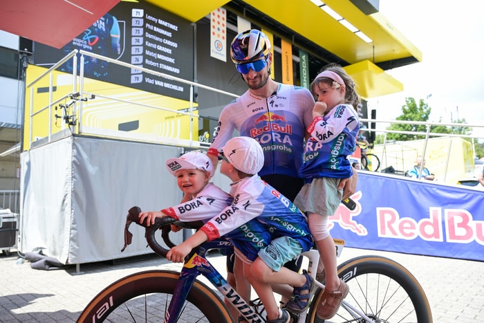 Arrivée en famille pour le coureur allemand Nico Denz (Redbull-Bora).