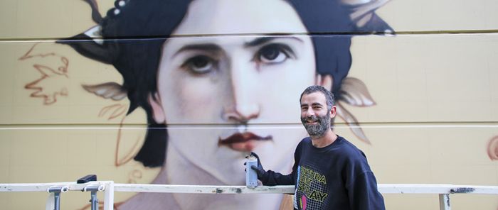 Andrea Ravo Mattoni donne vie à son œuvre à ciel ouvert, avenue Schuman.