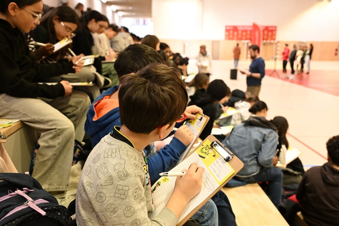 Les élèves ont planché sur une dictée inspirée d'un article de presse traitant du Tour 2026. 