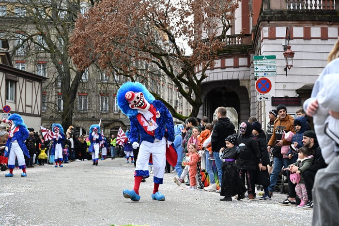 73e Cavalcade internationale des fous dimanche après-midi.