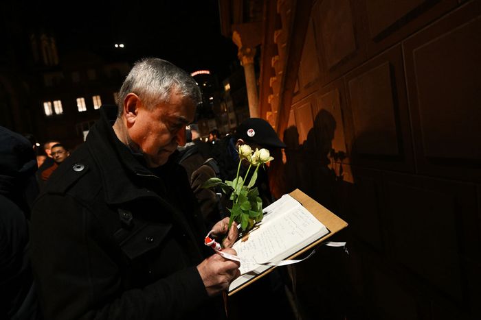 Un registre de condoléances a été mis en place, jusqu’à la fin de de la semaine, devant le Musée historique, place de la Réunion.