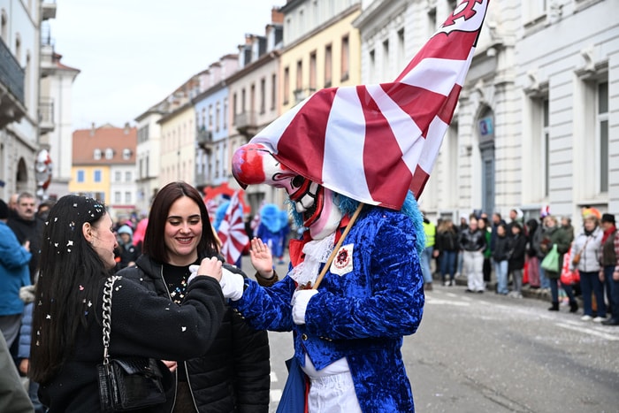 73e Cavalcade internationale des fous dimanche après-midi.