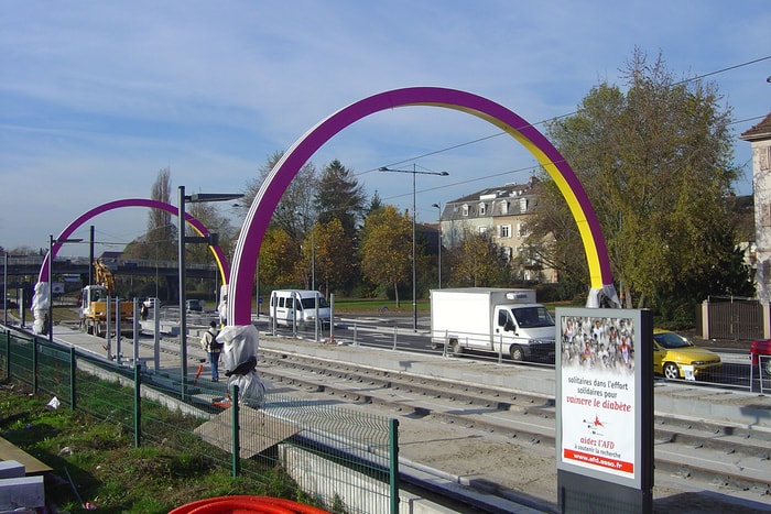 La station Daguerre, en chantier, arbore déjà les arcades de Daniel Buren, qui habillent la ligne 2.