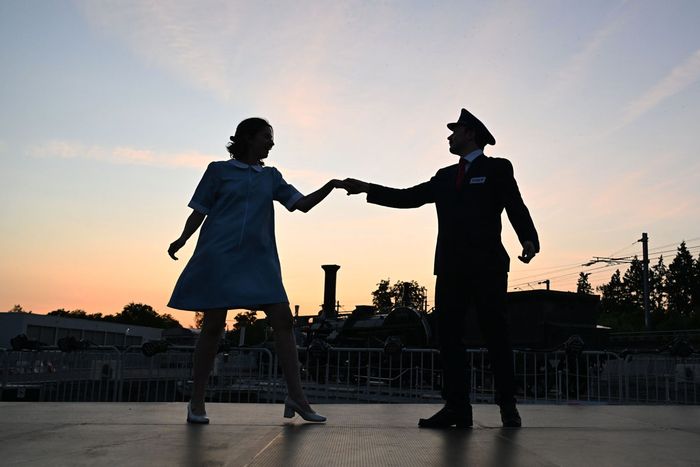 Le spectacle met en scène la belle histoire d'amour de Blanche et Marcel.