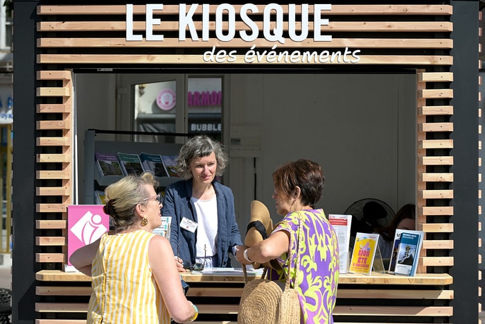Des conseillères de l'Office de tourisme se relaient pour informer les visiteurs. 