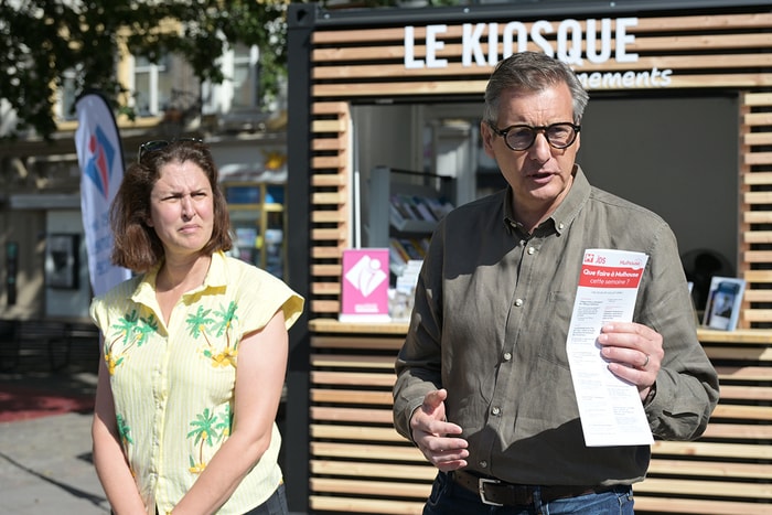 Le maire de Mulhouse Frédéric Marquet, accompagné de Delphine Ghelli, adjointe déléguée au Tourisme (en lien avec m2A), lors de présentation du nouveau kiosque. 