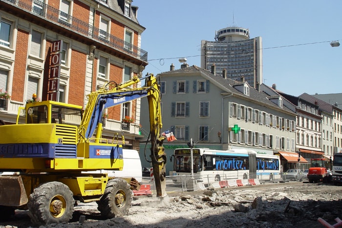 Les travaux d’aménagement des voies de tram ont débuté en 2004. Ici, l’avenue de Colmar.