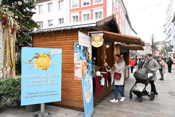33 associations à but caritatif se succèdent au Chalet des associations de la place des Victoires. 