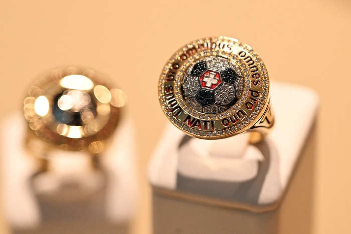 Or jaune et blanc, diamants blancs et noirs... La Bijouterie du Bollwerk a créé des bagues pour les joueurs de l'équipe nationale de Suisse de football.