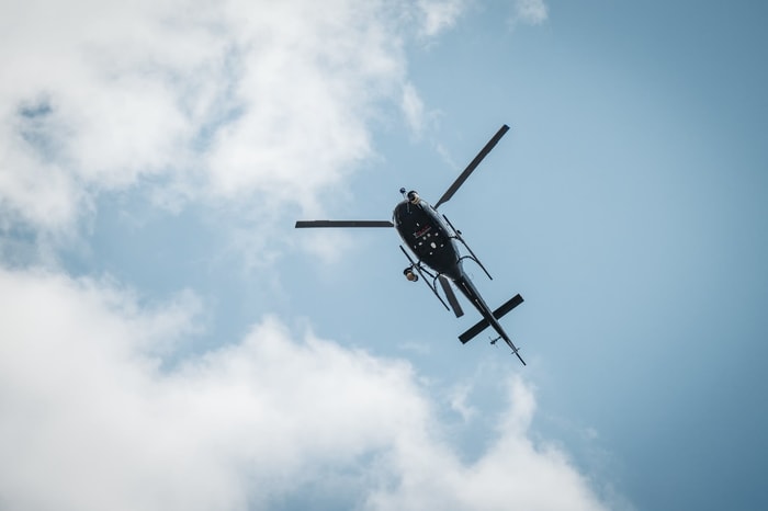L'hélicoptère dans le ciel mulhousien annonçait l'arrivée des coureurs.
