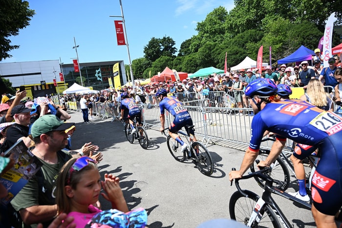 Les coureurs ont traversé la foule pour rejoindre le podium.