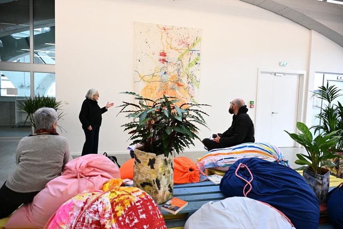 Partout dans l'exposition, il est possible de s'installer et de prendre le temps de parcourir les œuvres. 