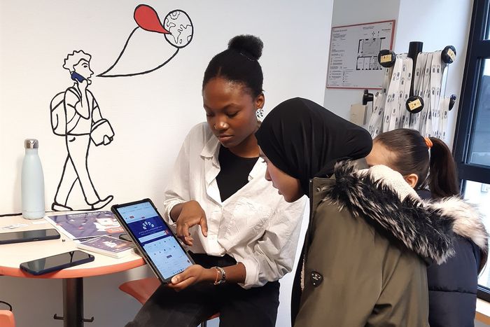 Plus de 33 500 lieux et 100 000 services sont référencés en France. 