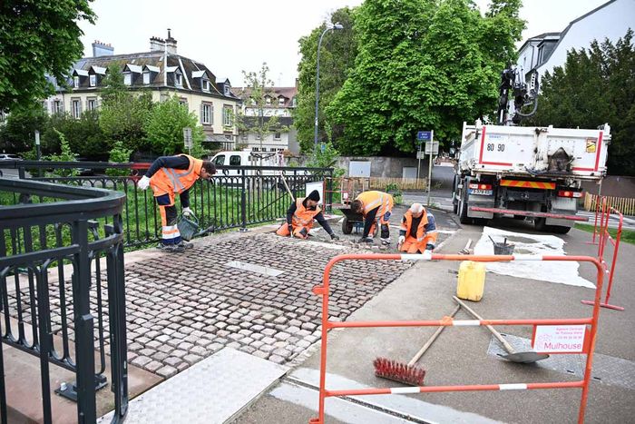 L'équipe de la régie d'entretien intervient au quotidien, comme ce mercredi 16 avril, au pont des Noyers.