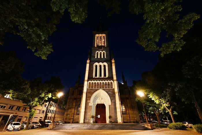 L'église Saint-Etienne bénéficie également d'un éclairage qui sublime sa façade.