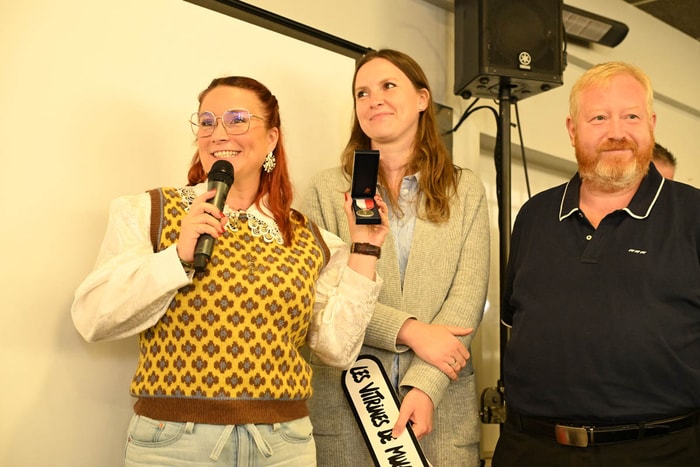 Sophie Julien, directrice des Vitrines (au premier plan) a reçu la médaille de la Ville de Mulhouse.  