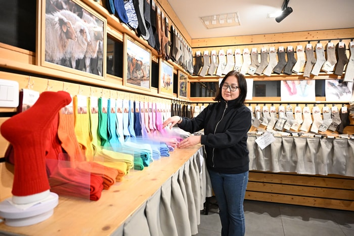 Des chaussettes, made in Mongolie, déclinées en 26 couleurs ou en couleurs naturelles.  