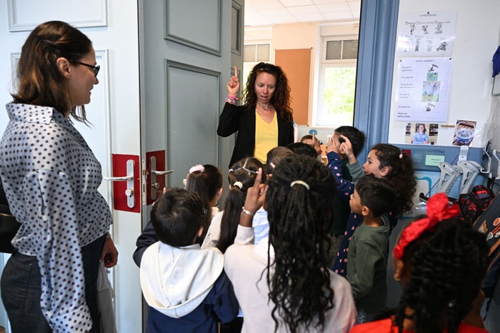 Rappel des règles avant de rentrer en classe : on lève le doigt lorsque l'on souhaite parler.