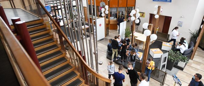 L'Internat d'excellence sportive est situé au Centre sportif régional.