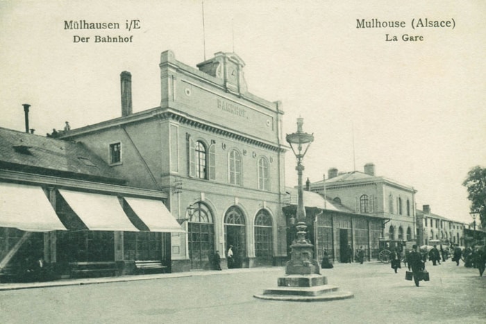 Carte postale montrant l’ancienne gare, avant sa reconstruction de 1928. 