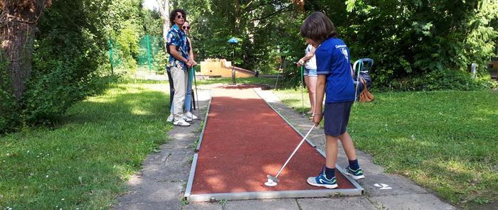 Outre ses 18 pistes, le Minigolf propose, sur 40 ares, une aire de jeux et une terrasse pour siroter un verre.