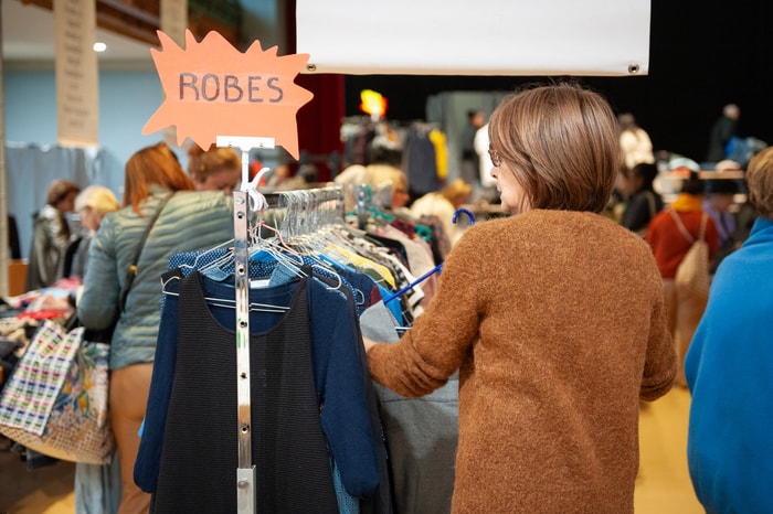 Refaire sa garde-robe à petits prix, en soutenant des associations : l'équation gagnante du Vide-dressing des copines.